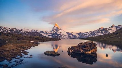 Foto auf Acrylglas Matterhorn Farbenfrohes Sommerpanorama auf die Matterhornpyramide und den Stellisee. Wenige Minuten vor Sonnenaufgang. Große Juni-Outdoor-Szene in den Schweizer Alpen, Zermatt, Schweiz, Europa 2017