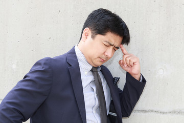 苦悩するビジネスマン
