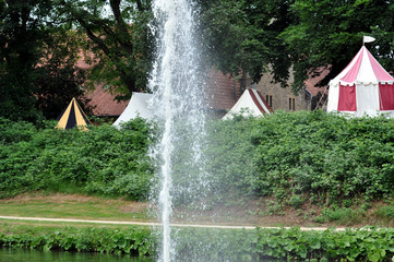 Mittelaltermarkt mit Mittelalter Zelten in der Natur