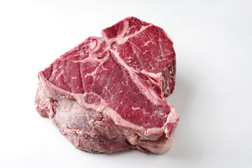Rohes dry aged Wagyu Porterhouse Steak als close-up  - freigestellt vor weißem Hintergrund
