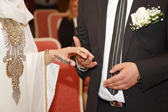 couple mariage oriental avec mains dessinée au henné passant la bague au  doigt Photos | Adobe Stock