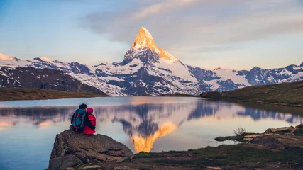 Fotobehang Romantisch paar bij zonsopgang, van het meer Stellisee, Zwitserse Alpen, Matterhorn Peak, Zermatt, 2017 © icephotography
