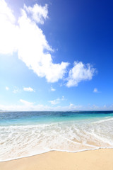 Fototapeta premium 美しい沖縄のビーチと夏空 