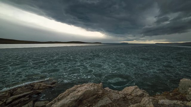 Spring ice drift at the northern lake