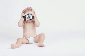 bebé con cámara de fotos