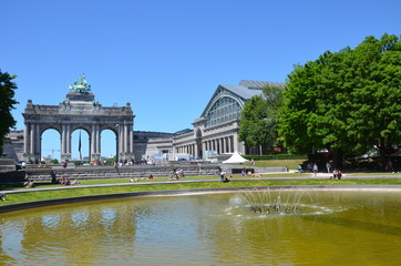 Arc de triomphe et fontaine au parc du cinquantenaire - Bruxelles