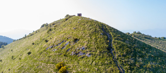 Vista aerea di un capanno sul Monte Boletto, Alpi, Lago di Como. Como, Brunate, Italia, Lombardia