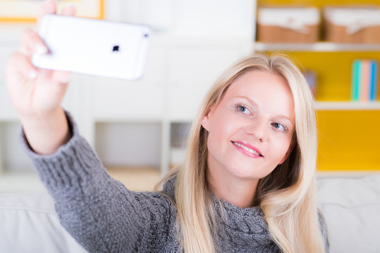 Junge Frau macht Foto mit Mobiltelefon