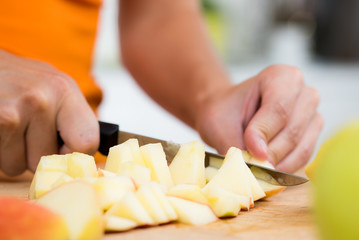 obst wird zurecht geschnitten
