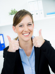 Positive junge Angestellte