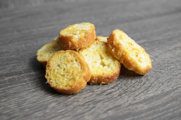Toast in small rounded pieces. Toasts roasted with butter.