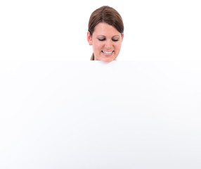 frau braune haare schaut auf schild