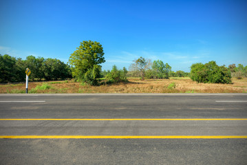 Fototapeta premium Droga asfaltowa i widoki na okolicę