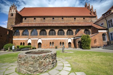 Obraz premium Well on the courtyard of Gothic castle of the Prince-Bishopric of Warmia in Olsztyn, Poland.