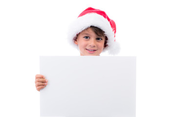 Hübscher Junge mit Nikolausmütze und leerem weißen schild