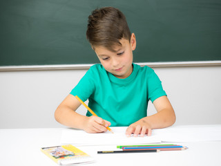 junge malt mit buntstift im unterricht