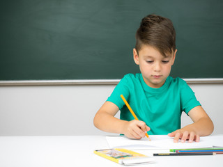 junge konzentriert beim malen