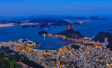 Foto op Plexiglas Copacabana, Rio de Janeiro, Brazilië Nachtmening van berg Sugar Loaf en Botafogo in Rio de Janeiro. Brazilië