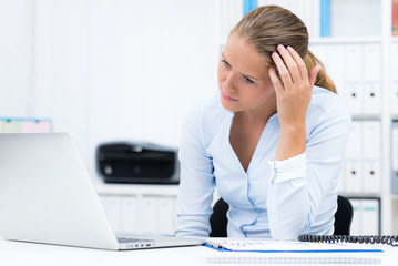 Nette Frau liest sich im Büro in neues Thema ein