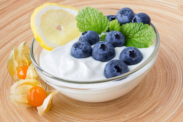 Joghurt und Früchte