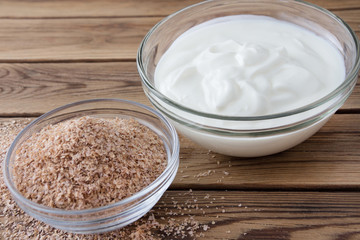 Joghurt und Weizenkleie -  wheat bran