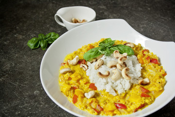 Curry mit Paprika, Cashewkernen, Möhren und Reis mit Dekoration