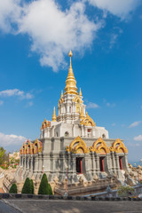 Fototapeta premium Golden temple with cloud and blue sky