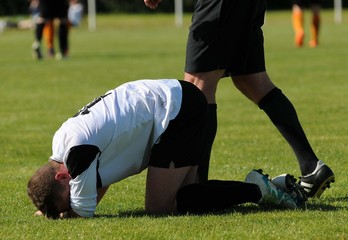 footballeur au sol
