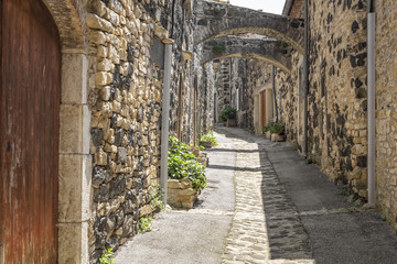 Malerische Gasse im Örtchen Mirabel in der Ardeche, Südfrankreich