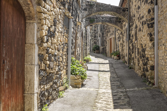 Malerische Gasse im &Ouml;rtchen Mirabel in der Ardeche, S&uuml;dfrankreich