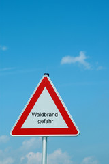 warnschild achtung waldbrandgebfahr