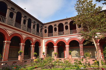 Obraz premium Jardin et cloître du monastère Santo Domingo à Lima au Pérou