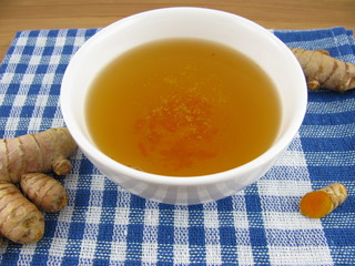 Frischer Kurkumatee