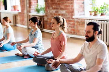 Deurstickers Yogaschool groep mensen die yoga-oefeningen maken in de studio