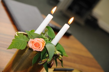blumen und kerze beerdigung hochzeit