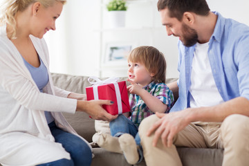 Obraz premium happy family with birthday gift at home