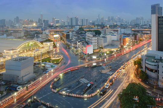Night light traffic / Night light traffic at Bangkok train station (HUA LUMPONG).
