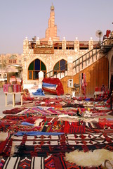 Bunte Teppiche auf dem Souq von Doha
