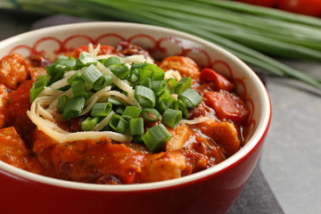 Bowl with delicious chili turkey on table, closeup