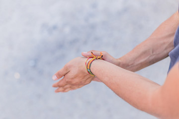 Joven haciendo un porro de Marihuana