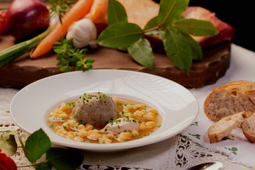 Suppe mit Knödel bayrische Spezialität