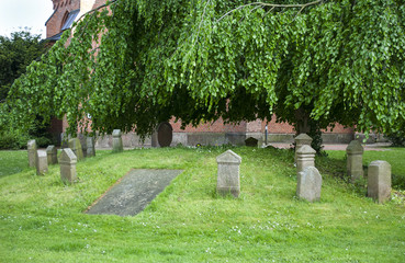 Alte Grabsteine auf Friedhof in Schleswig-Holstein, Deutschland