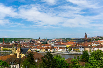 Fototapeta na wymiar Stadtlandschaft Panorama von Würzburg bei blauen Himmel mit wolken