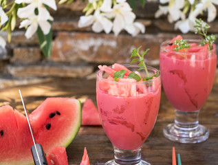 Wassermelonen Smoothies und eine Scheibe Wassermelone