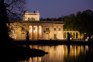 Fototapeta na wymiar Palace on the Isle at Night in Lazienki Park in Warsaw, Poland
