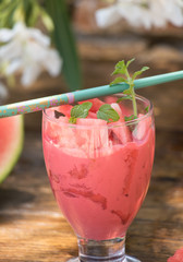 Wassermelonen Smoothie mit einem Zweig Pfefferminze