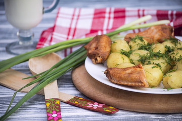 Boiled potatoes with smoked chicken