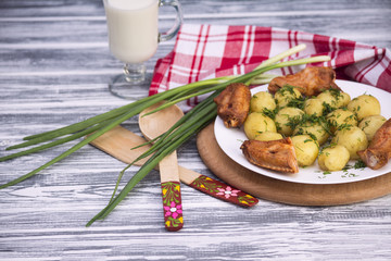Boiled potatoes with smoked chicken