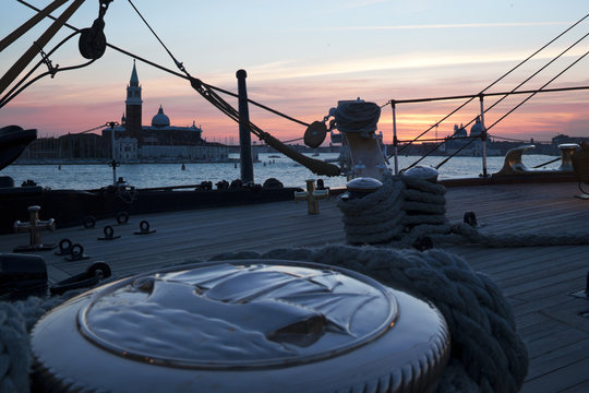 Venezia, veduta del bacino di San Marco dalla tolda di un veliero