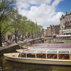 Grachtenboote in der Altstadt von Amsterdam